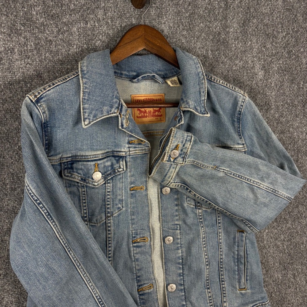 Levi's Denim Trucker Jacket Womens Size L Light Wash Jean Jacket